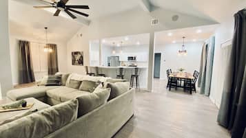 Téléviseur connecté, foyer, table de baby-foot