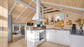 Coffee/tea maker, fridge, microwave, stovetop - Awesome home in Juelsminde with WiFi (Juelsminde)