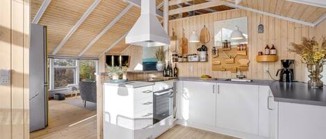 Køleskab, kogeplade, opvaskemaskine, kaffe-/temaskine