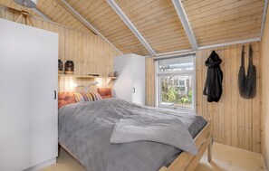 2 bedrooms, travel crib, free WiFi