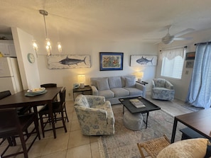 Smart TV, books - Ahh….. The Quiet Side of Beach Living! Two bedroom Two bath Condo (Gulf Shores)