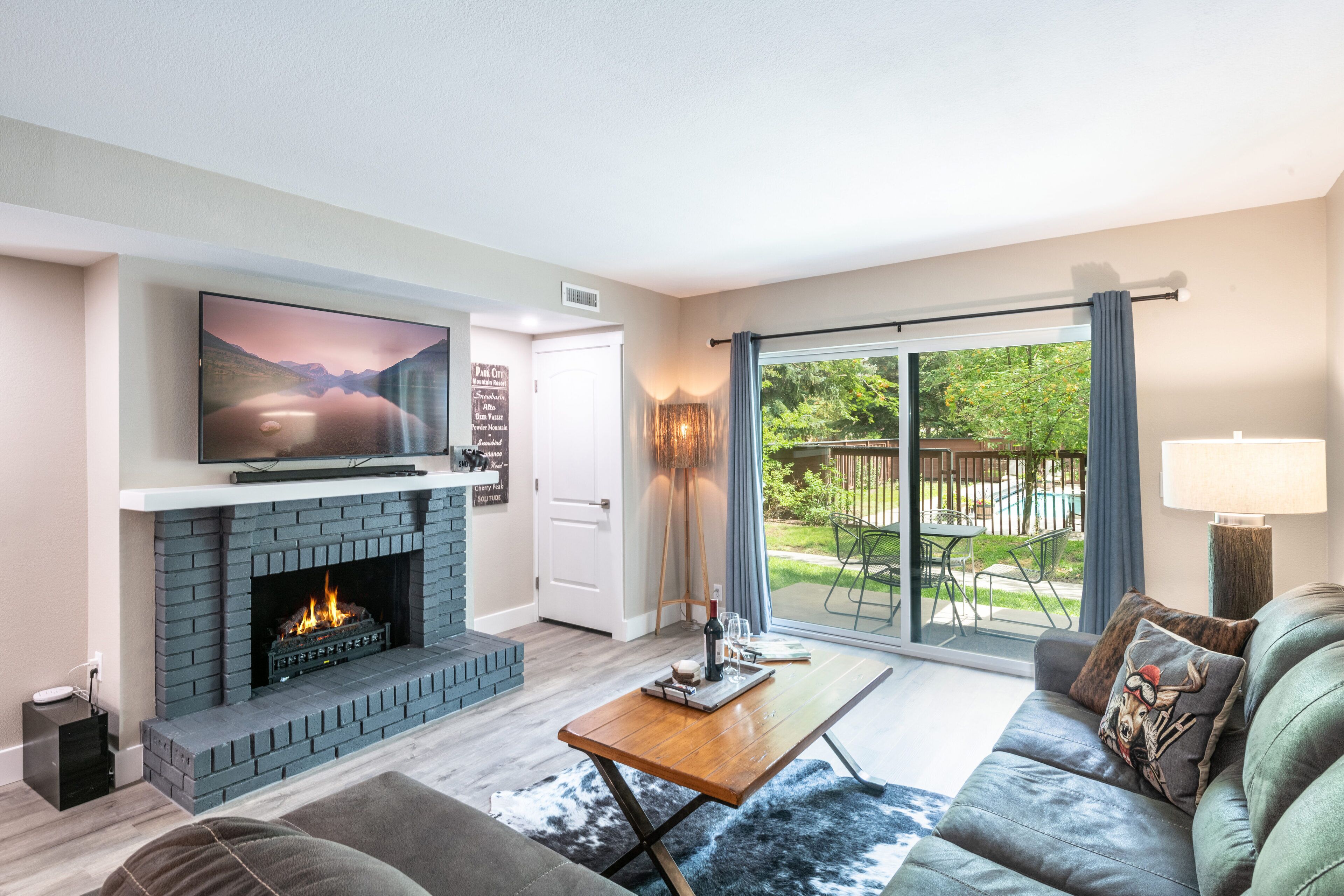 Remodeled 1 BR, walk to Main Street, patio, outdoor swimming pool