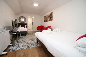 Studio | 1 bedroom, iron/ironing board, free WiFi, bed sheets - Comfortable Studio Near City Centre, Free Parking (Swansea)