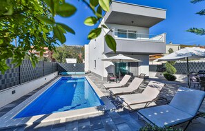 A heated pool - Cozy home in Kastel Stari (Kastel Stari)