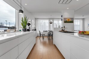 Kylskåp, mikrovågsugn, ugn och diskmaskin