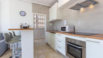 Frigorífico, placa de cocina, lavavajillas y cafetera o tetera