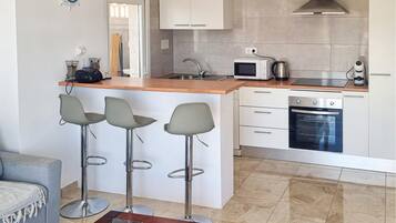 Geladeira, cooktop, lava-louças, cafeteira/chaleira