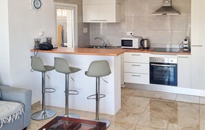 Réfrigérateur, surface de cuisson, lave-vaisselle, cafetière-théière