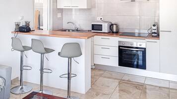 Réfrigérateur, plaque de cuisson, lave-vaisselle, cafetiÚre/bouilloire