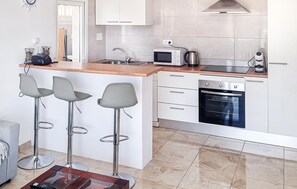 冷蔵庫、コンロ、食器洗い機、コーヒー / ティーメーカー