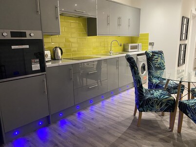 Stylish 3beds Nystyle Apt - Parking, Self Check-in
