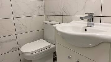 Apartemen | Kamar mandi | Shower, pengering rambut, dan handuk