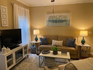 Smart TV, caminetto, lettore DVD