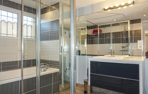 Combined shower/bathtub, hair dryer - Amazing home in AGDE with WiFi (AGDE)