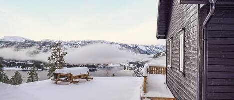 Escape to a serene mountain retreat with a cabin featuring a deck and stunning views.