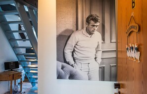 A room with a staircase, a wooden door with a welcome sign, and a small table with a speaker. - Gorgeous apartment in Friedrichskoog OT Frie (Friedrichskoog OT Frie)