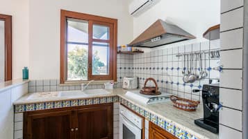 Refrigerador, parrilla de estufa y cafetera y tetera