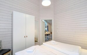 3 bedrooms, travel crib, free WiFi, bed sheets