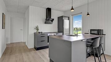 Kjøleskap, oppvaskmaskin og kaffetrakter/tekoker