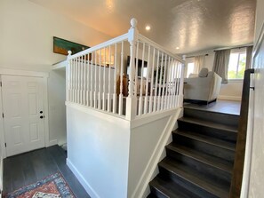 Interior - Prim-Rose Retreat- 8min ✈️, 5 min Dwntwn, 3 Kings! (Salt Lake City)