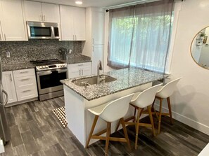 Private kitchen - Prim-Rose Retreat- 8min ✈️, 5 min Dwntwn, 3 Kings! (Salt Lake City)