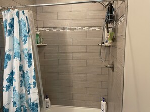 Douche, sèche-cheveux, serviettes fournies, savon