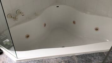 Regadera, tina de hidromasaje, secadora de cabello, toallas