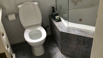 Een douche, een bubbelbad, een haardroger, handdoeken
