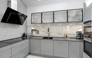 Kühlschrank, Geschirrspüler, Wasserkocher mit Kaffee-/Teezubehör