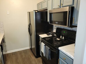 Fridge, microwave, oven, stovetop - Spacious Atl Gem near the Battery & Six Flags! (Mableton)