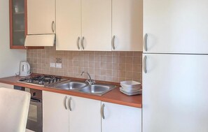 Refrigerador, parrilla de estufa y utensilios de cocina 