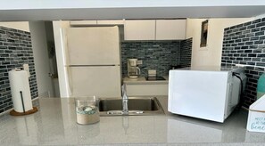 Refrigerador, microondas, parrilla de estufa y cafetera y tetera 