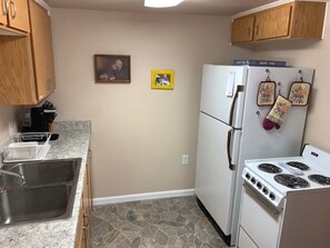 Microwave, oven, stovetop, coffee/tea maker - Lovely Lovelock Landing (Lovelock)
