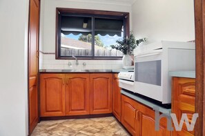 Private kitchen - Clean & tidy 2 bedroom home with fenced backyard in Clifton Springs VIC (Clifton Springs)