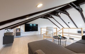 Smart TV, fireplace