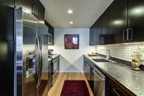 雪櫃、微波爐、焗爐、爐具