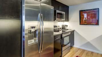 Réfrigérateur, micro-ondes, four, plaque de cuisson