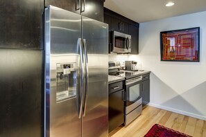 Fridge, microwave, oven, stovetop - Webster Groves detached Mother-in-Law Suite (Webster Groves)