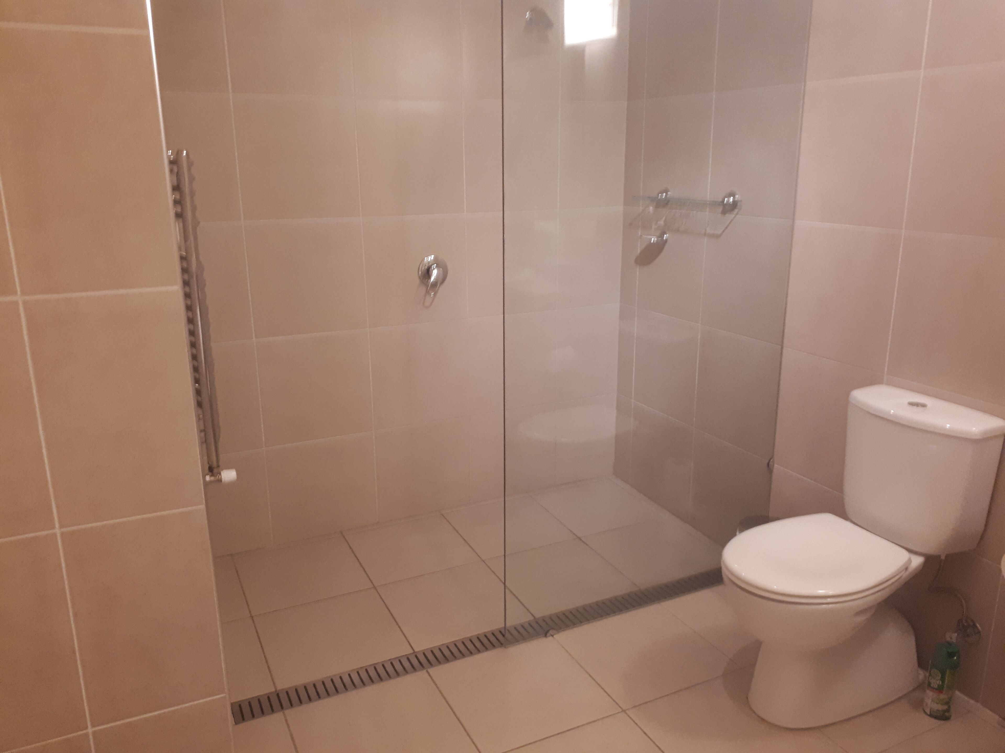 Douche, baignoire à remous, séchoir à cheveux, serviettes fournies