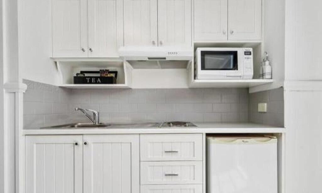 Microondas, parrilla de estufa, lavavajillas y cafetera y tetera 