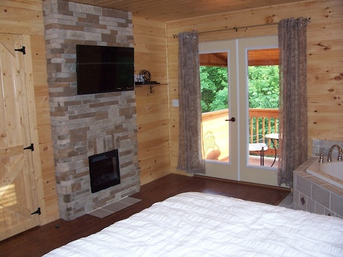 Two miles from Mammoth Cave National Park, 1300 sq ft cabin, hot tub, disc golf