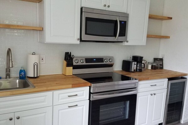 Frigorífic, microones, forn i placa de cuina 