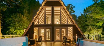 Stunning A-frame w/ hot tub & breathtaking mountain views close to pkwy & hiking