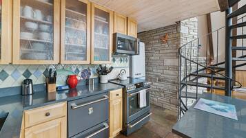 冷蔵庫、電子レンジ、オーブン、コンロ