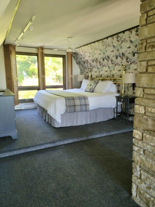 A hotel room with a large bed, a desk, and a window. - Cozy A-frame w/ amazing views, hot tub, game room, near Burnsvillle and Marion (Little Switzerland)