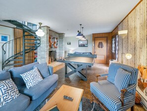 Smart-TV, Kamin, DVD-Player, Tischfußball