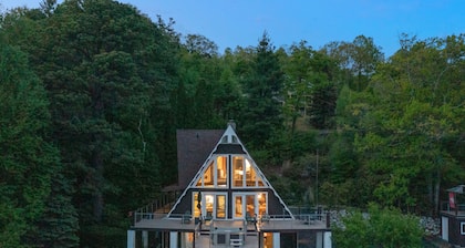 Breathtaking views, hot tub, game rom, close to pkwy in Little Switzerland🇨🇭