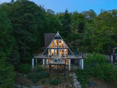 Breathtaking views, hot tub, game rom, close to pkwy in Little Switzerland🇨🇭