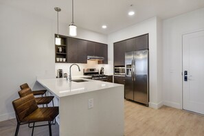 Køleskab, mikrobølgeovn, ovn, kogeplade