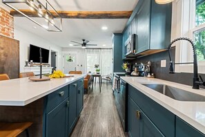 Réfrigérateur, four à micro-ondes, un four, surface de cuisson